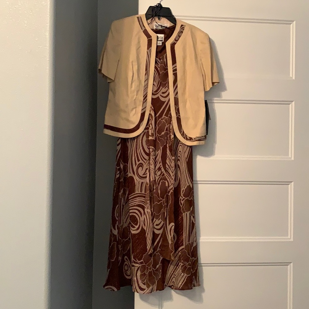 Beautiful brand new dress with tags available! 🤎